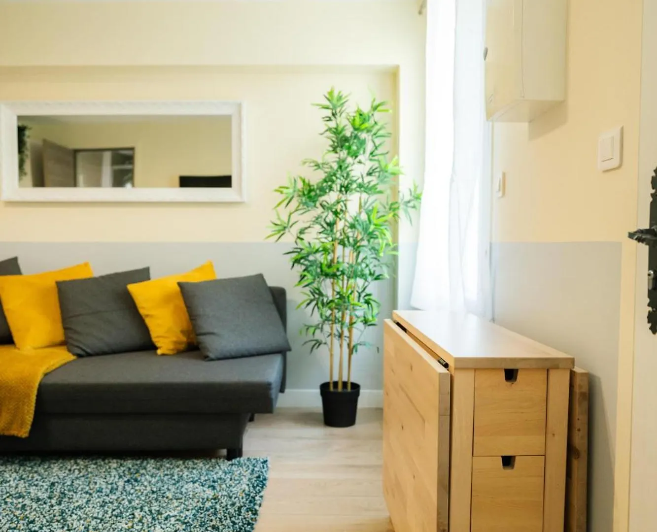 Apartment Beautiful Yellow Near Marais And Bastille *