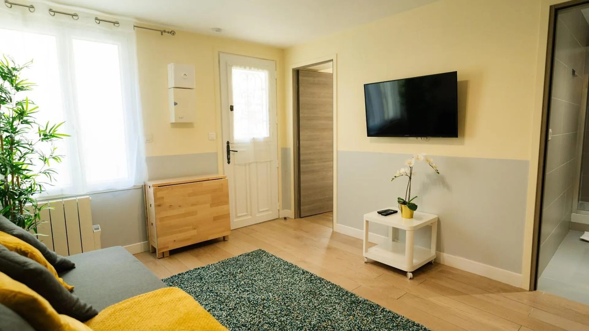 Apartment Beautiful Yellow Near Marais And Bastille *