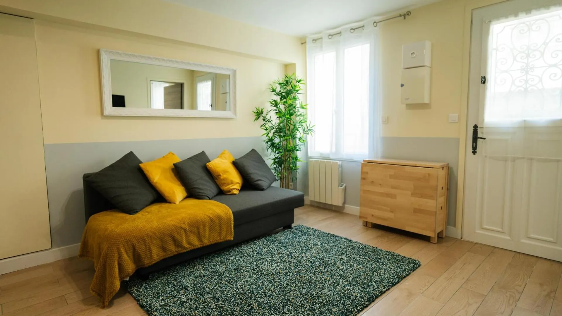 Apartment Beautiful Yellow Near Marais And Bastille